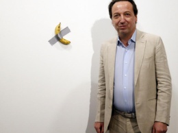 В США за 120 тыс. долларов продали банан, приклеенный скотчем к стене