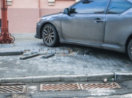 В Днепре на Воскресенской поломали отреставрированный тротуар