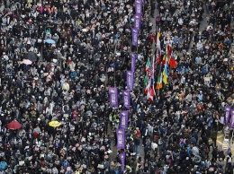 Протесты в Гонконге: сотни тысяч людей вновь вышли на улицы: видео