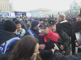 Порошенко забросали яйцами на Майдане во время акции «Красные линии»