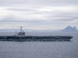 Отремонтированный атомный авианосец флота США и корабли сопровождения идут в Персидский залив