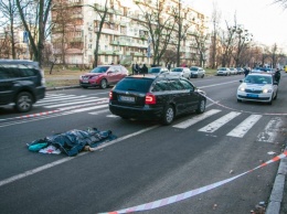 В Киеве Skoda сдавала назад и насмерть сбила женщину на переходе