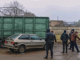 В Днепре на Курсантской ВАЗ зажало между прицепами двух грузовиков