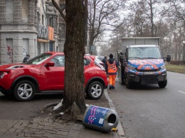 В центре Днепра два парня ночью вырвали мусорные баки