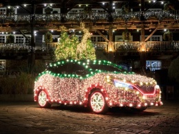 Nissan превратил Leaf в рождественскую елку