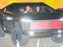 Видео: Илона Маска заметили за рулем Tesla Cybertruck на дорогах Лос-Анджелеса