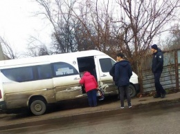 В спальном районе Запорожья маршрутка с пассажирами протаранила забор