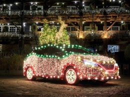 Из Nissan Leaf сделали "рождественскую елку"