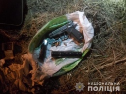 В Киевской области водитель, убегая от полиции, выбросил пакет с оружием