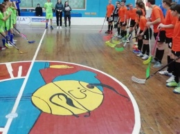 Спортсмены из Запорожской области вступили в борьбу за победу в юниорском турнире по флорболу - фото