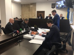 В Высшем антикоррупционном суде показали видео обыска у бывшей жены Труханова: в сейфе нашли пистолет мэра и 300 тысяч долларов, принадлежащих его маме