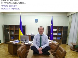 Министр юстиции Малюська опубликовал отчет о работе в правительстве и прикрепил фото в необычной позе на столе