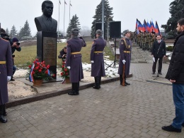 Российский депутат от Крыма открыл памятник Кобзону в Донецке: фото