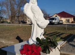 Белый ангелочек: в Ивановке поставили памятник трагически погибшей Даше Лукьяненко