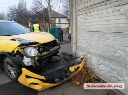 В центре Николаева Nissan снес дорожный знак и врезался в забор