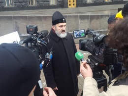 Архиепископ Крымской епархии ПЦУ Климент объявил бессрочную голодовку у стен Кабмина