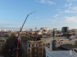 В Одессе обрушили часть сгоревшего здания