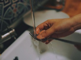 Приметы и суеверия: почему в гостях нельзя мыть посуду