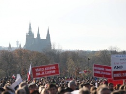 Десятки тысяч человек вышли на улицы Праги с требованием отставки премьера Бабиша