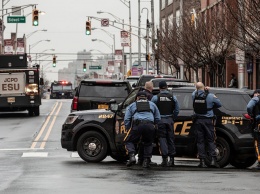 Неизвестный открыл огонь по полицейским в США: много погибших, в том числе гражданские