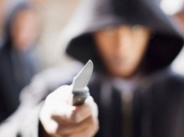 В Днепре мужчина угрожал ножом 17-летней девушке, чтобы отнять деньги