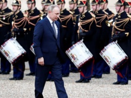 Путин в Париже сходил в туалет с шестью телохранителями. ВИДЕО