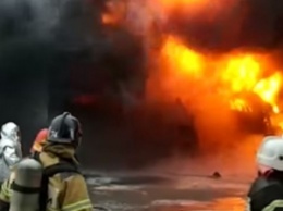 Слышны взрывы: в России на заводе произошел масштабный пожар. Видео