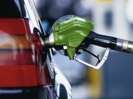 Милованов пообещал разобраться, почему не снизилась цена на бензин