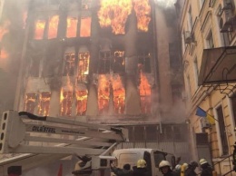 Трагедия на Троицкой: дыхательный аппарат, как щит, защитил пожарного от падающих обломков