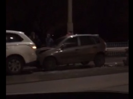На пост-мосту в Мариуполе столкнулось три авто, - ФОТО