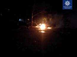Ночью пожарные тушили автомобиль: одного их поджигателей задержали