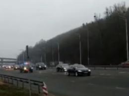 Кортеж "парализовал" дороги Киева: опубликовано видео