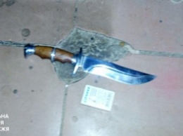 Житель Запорожья на улице напал на мужчину с ножом