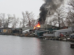 В Запорожье на Набережной горел причал - огонь тушили 18 спасателей