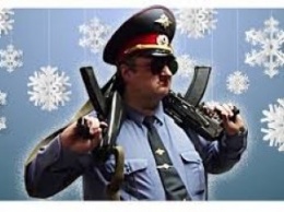 Российские полицейские "для поднятия настроения" к Новому году вырезают снежинки