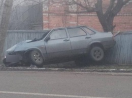 В городе на Харьковщине мужчину выбросили из-за руля прямо посреди дороги (фото)