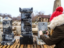 В Запорожье презентовали надгробья старого меннонитского кладбища - канадцы готовы финансировать их реставрацию, - ФОТОРЕПОРТАЖ