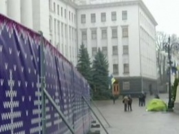 Перед офисом Зеленского заливают каток, чтобы не было митингов