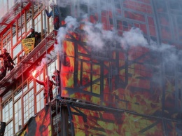 Активисты Greenpeace с пожарной машиной и файерами заблокировали здание Совета Европы в Брюсселе (ВИДЕО)
