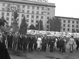 Фотокор «Вечерки» напомнил как проходил визит Горбачева в Днепр