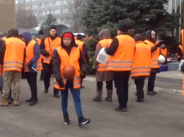 Один день на митинге работников Никопольского завода у ПриватБанка, который продолжается уже третий месяц, - ВИДЕО