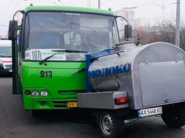 В Харькове неуправляемый прицеп протаранил автобус с пассажирами