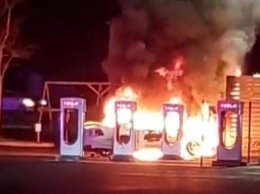 Неумелый дрифтер устроил пожар на зарядной станции Tesla