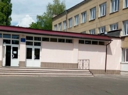 В школе Черноморска прямо у классов продавали колбасу