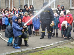 В Николаеве спасатели обучали детей как действовать при пожаре, - ФОТО