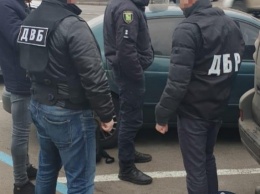 В Харькове попался на взятке офицер патрульной полиции, подделывавший автономера, - ФОТО