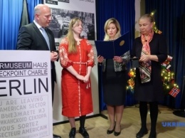 Участница АТО Ольга Бенда получила в Берлине медаль за борьбу за права человека