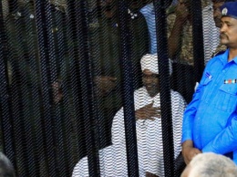 Экс-президента Судана приговорили к двум годам за коррупцию