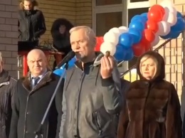 "Пригодится, когда приедет губернатор": депутат Госдумы на открытии школы подарил главе района банку вазелина