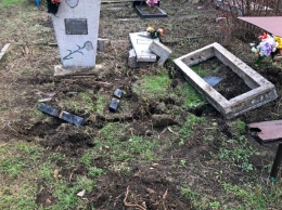 В Днепре на Краснопольском кладбище вандалы разрушили около 30 могил